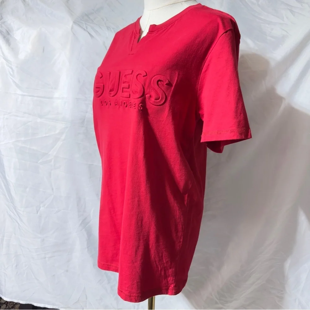 👉 GUESS Los Angeles Men’s Adult Casual Red Embossed Logo T-Shirt – Size M - Picture 3 of 7